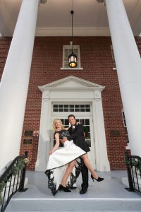 romantische Bilder auf den Stufen der Kirche