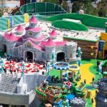 Fantasieland mit leuchtend rosa Schloss im Universal Epic Universe.