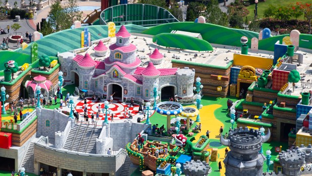 Fantasieland mit leuchtend rosa Schloss im Universal Epic Universe.