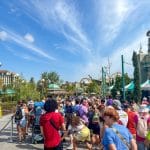 Gäste, die das Universal Epic Universe durch das Haupttor betreten, an einem geschäftigen Tag.