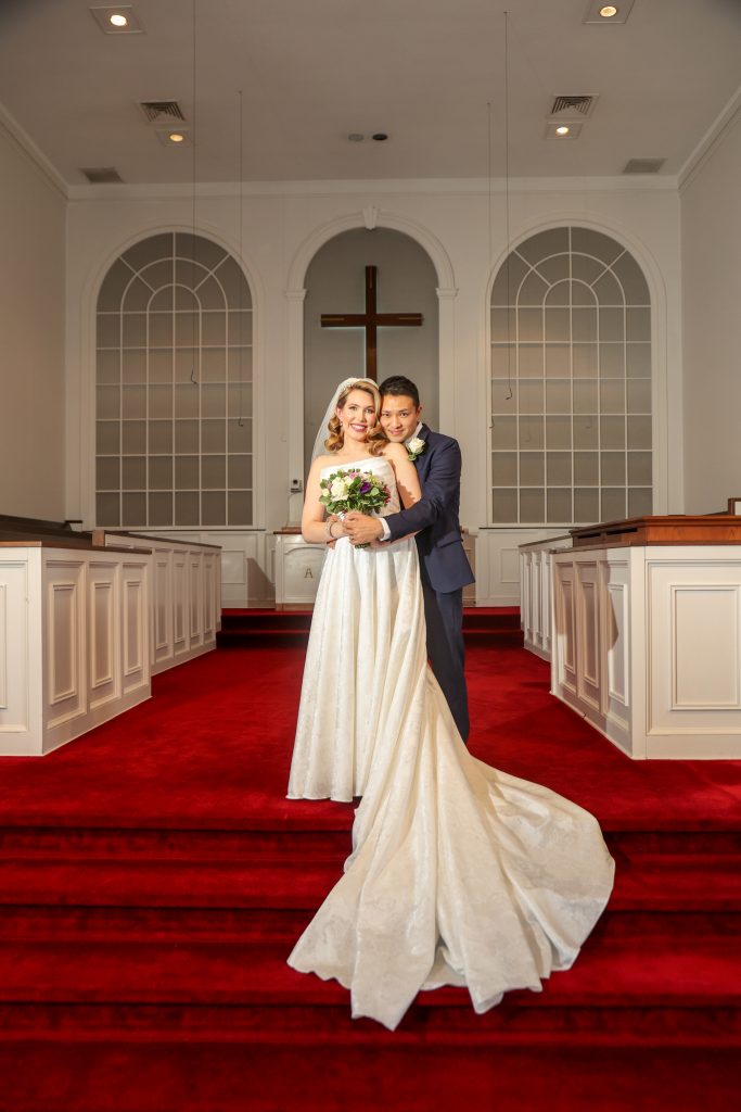 Braut und Bräutigam vor dem Altar in der First Congregational Church of Winter Park